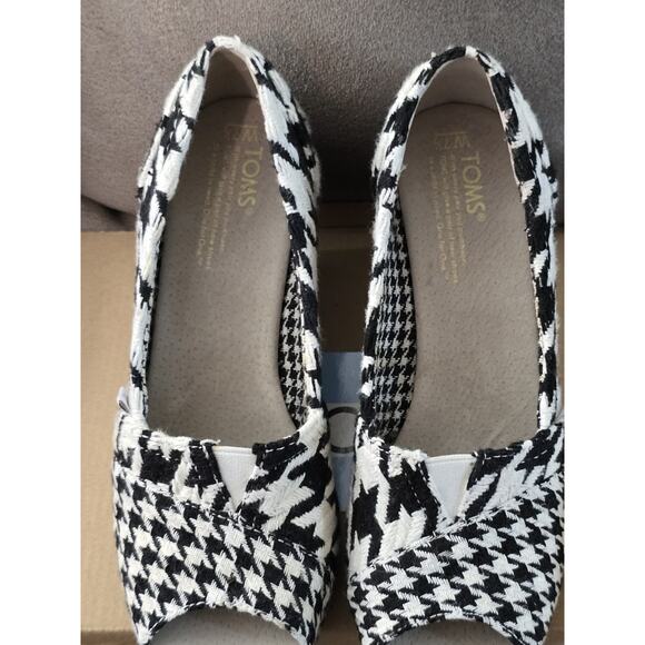 TOMS size 7.5 Black and White Scottish Houndstooth Women's Wedges Slip on NIB - Picture 3 of 8